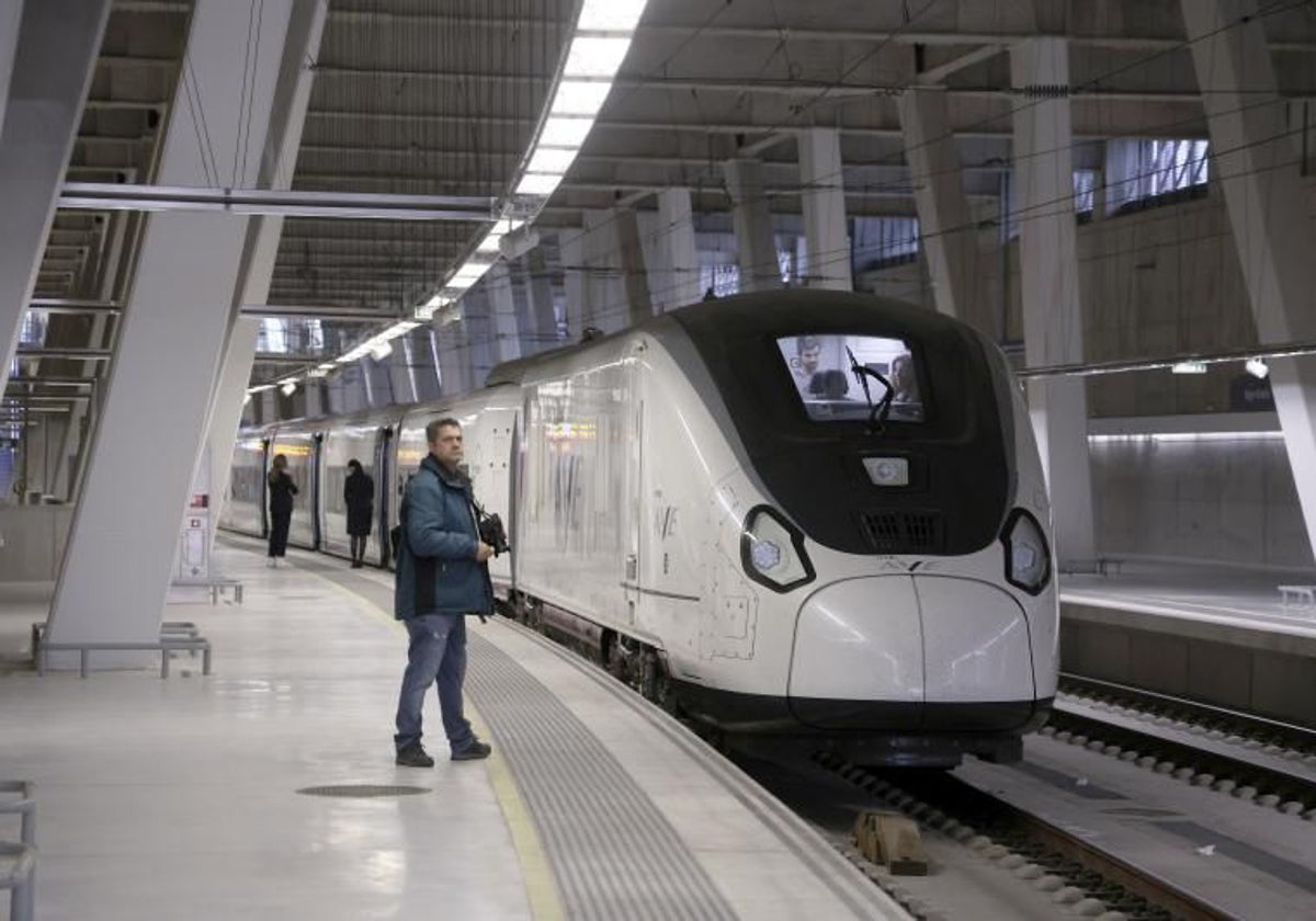 Un tren de Renfe de la serie 106