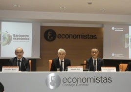 Más del 70% de los economistas ven la presión fiscal y los costes salariales como barreras para la competitividad