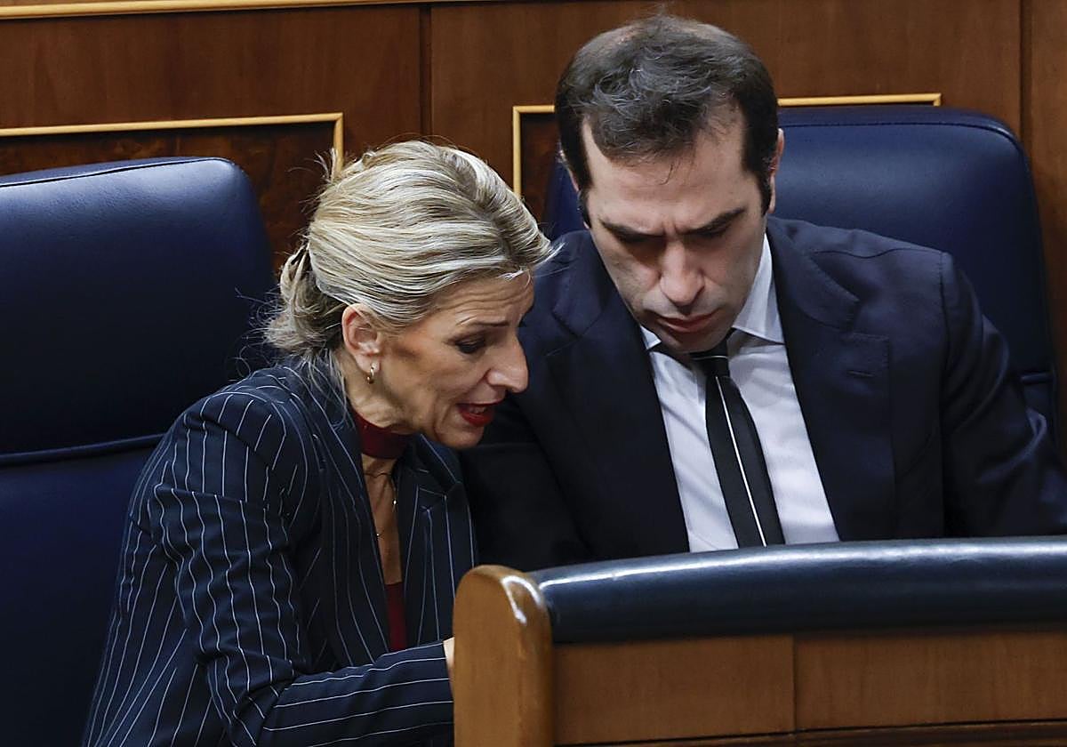 Yolanda Díaz conversa con Carlos Cuerpo