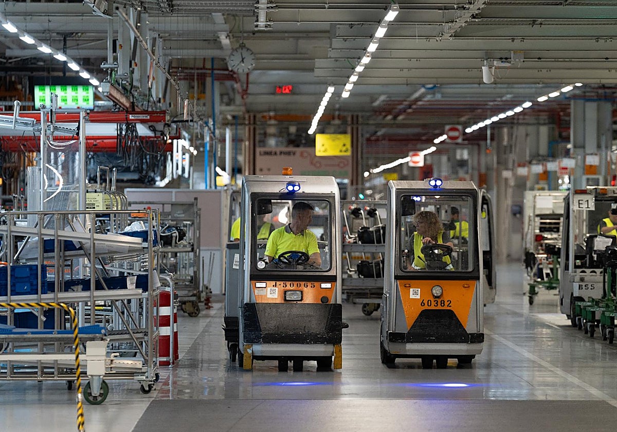 Empleados en la fábrica de Seat en Martorell