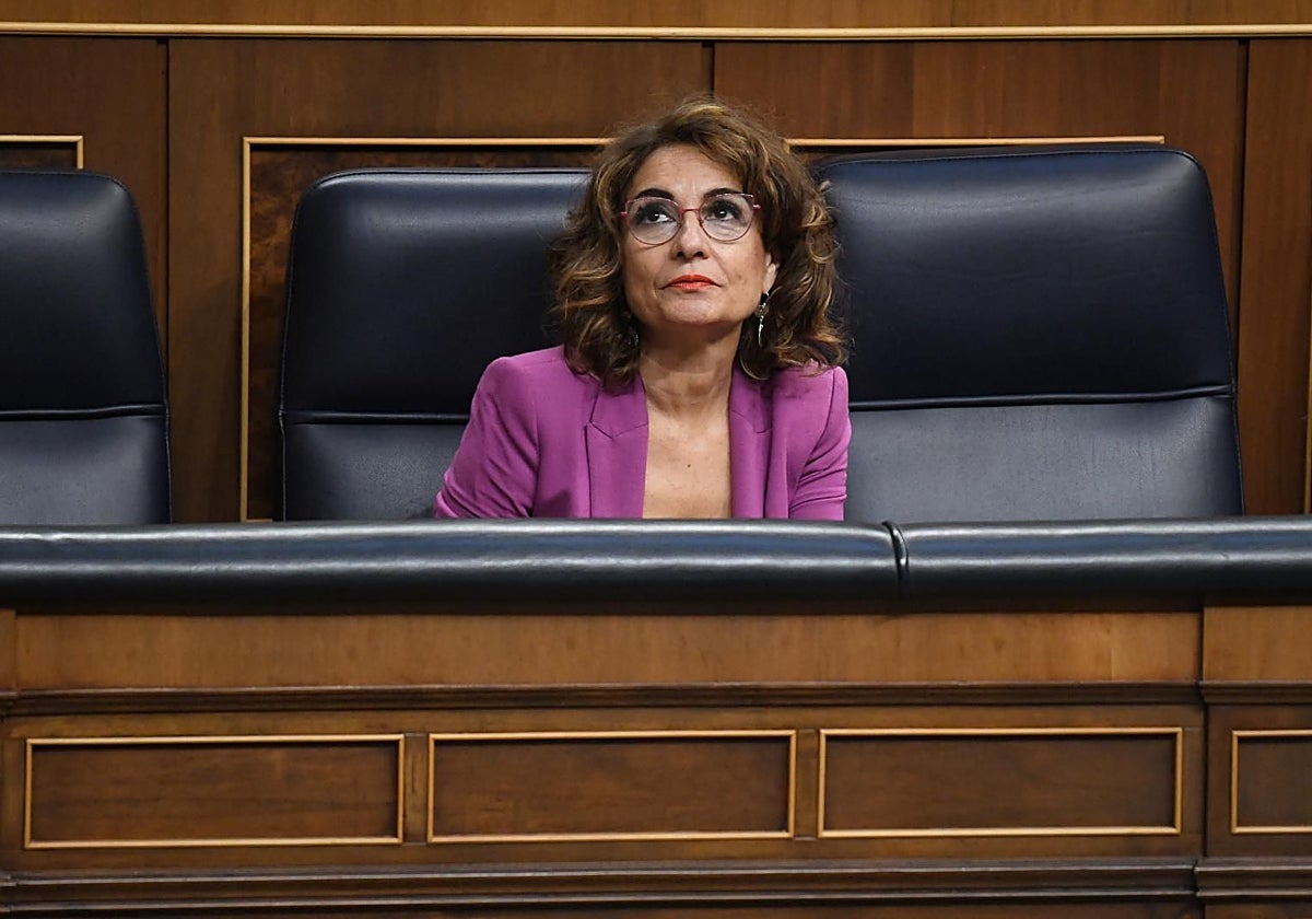 La vicepresidenta primera y  ministra de Hacienda, María Jesús Montero, en su escaño del Congreso