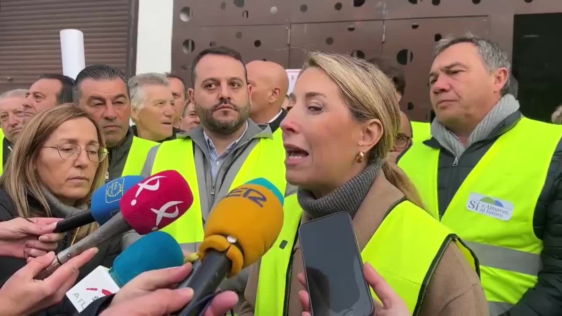 Miles de personas muestran su oposición al cierre de la central nuclear ...