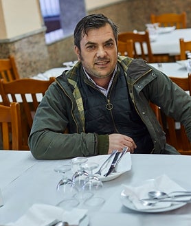 Imagen secundaria 2 - Mireia González, empresaria de la construcción; Enrique Huesco, alcalde de Navalmoral de la Mata; y Samuel Martín, restaurador hablan a ABC del perjuicio a toda la comarca que supondría el cerrojazo a la central