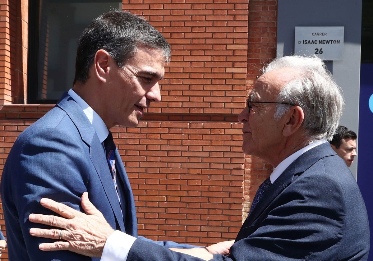 El presidente del Gobierno (izq.), Pedro Sánchez, y el presidente de Criteria, Isidro Fainé