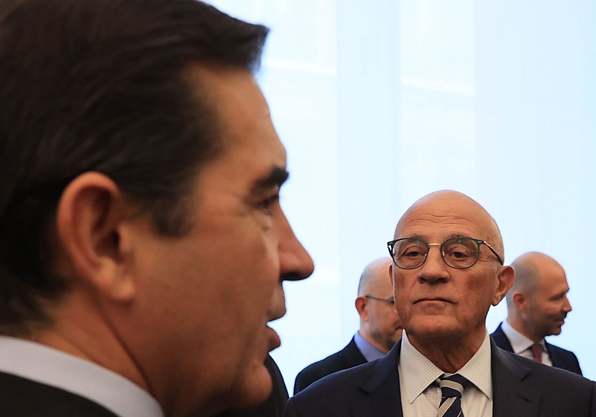 El presidente de BBVA, Carlos Torres, y el de Banco Sabadell, Josep Oliu, en la toma de posesión del gobernador del Banco de España, José Luis Escrivá