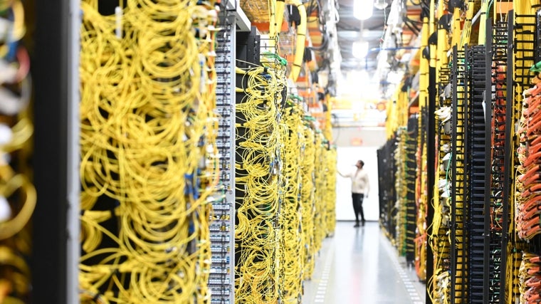 Arriba, el interior de un centro de datos de Amazon que ha anunciado la ampliación de sus tres data center que tiene en Aragón y levantará cuatro nuevas infraestructuras de este tipo en la región. La inversión asciende a 15.700 millones de euros