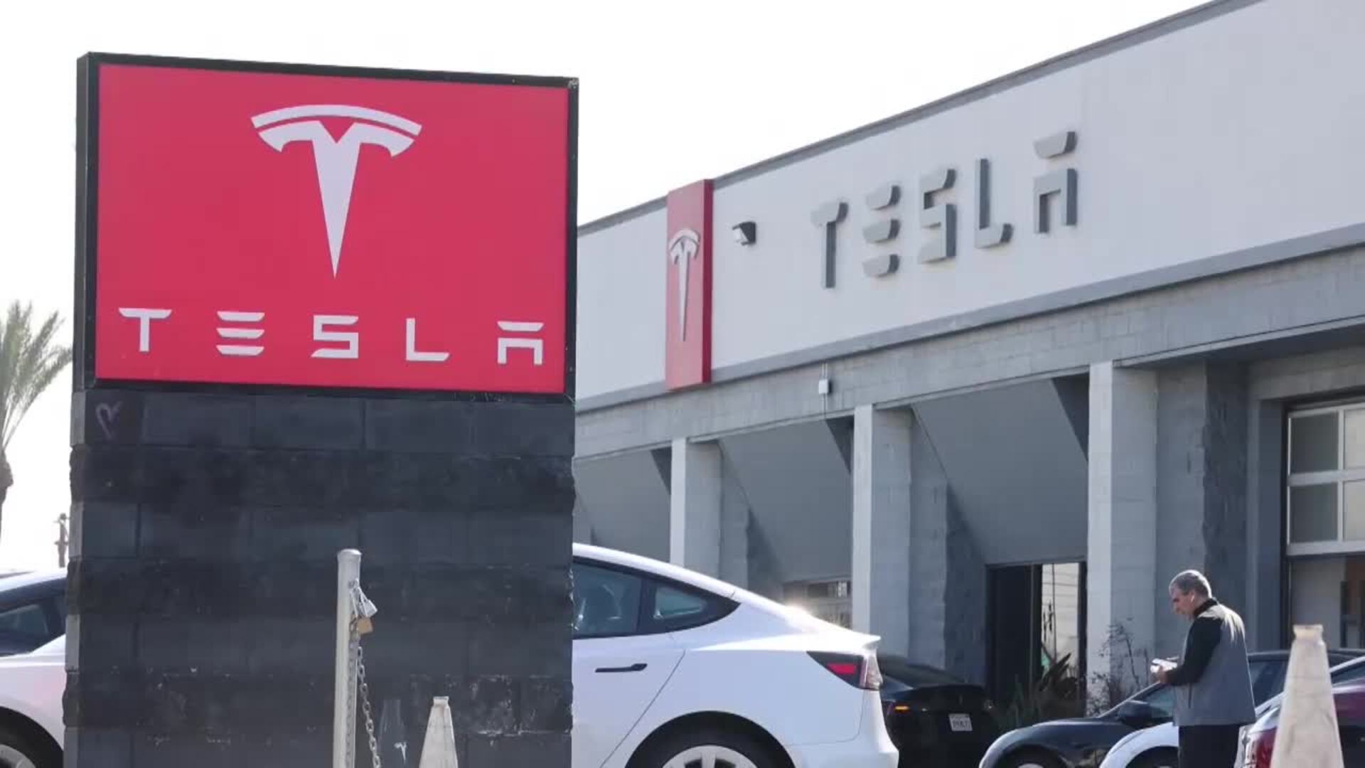 Los beneficios netos de Tesla se redujeron un 52,7 % en 2024, a 7.091 ...