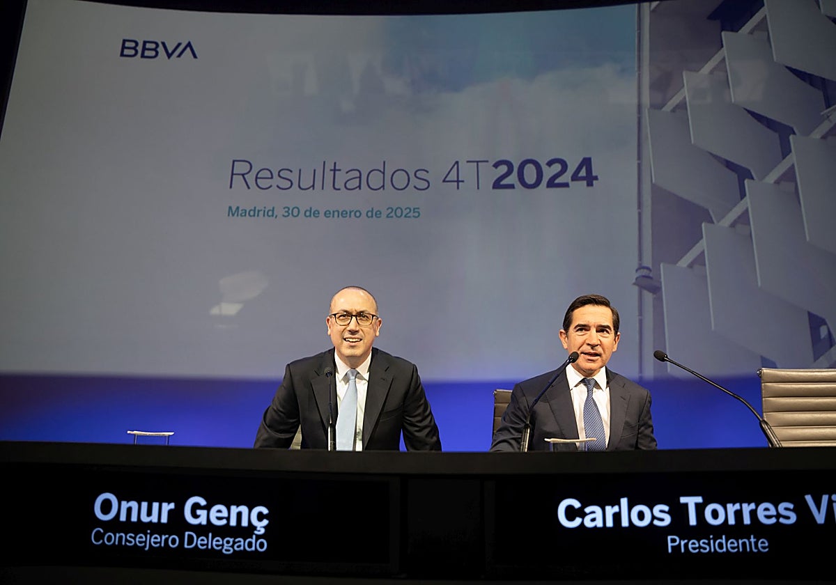 El consejero delegado de BBVA, Onur Genç (izq.), y el presidente de BBVA, Carlos Torres