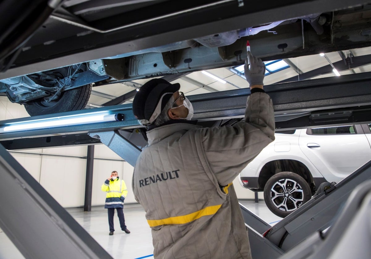 Un trabajador de Renault en una planta en París