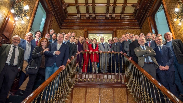 Foto de familia durante el homenaje a Pedro Schwartz