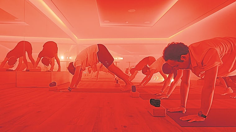 En la sala de yoga de Abada Club, recientemente inaugurado, utilizan luces, temperatura, humedad y aromas para crear clases únicas