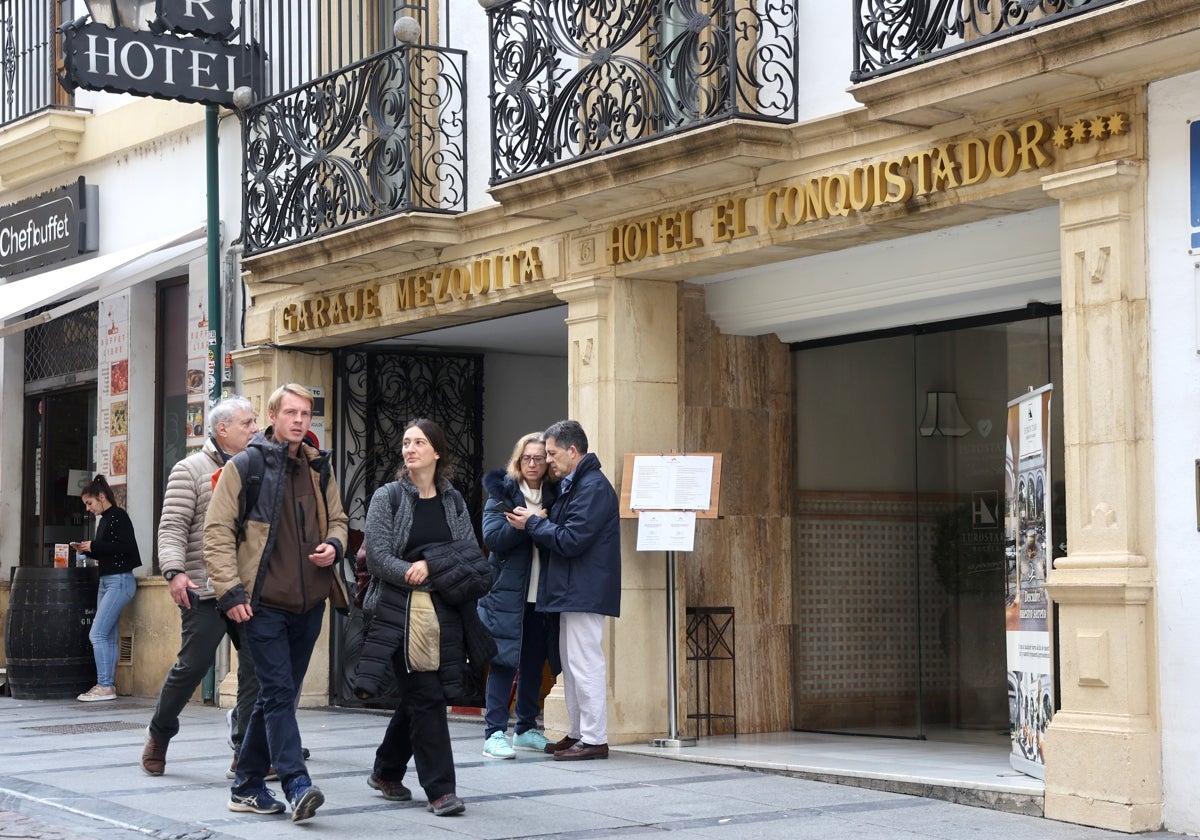 Turistas ingresan a su hotel en Córdoba