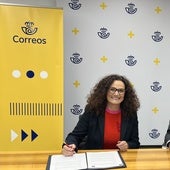 Olga Sánchez, consejera delegado de AXA España, y Pedro Saura, presidente de Correos