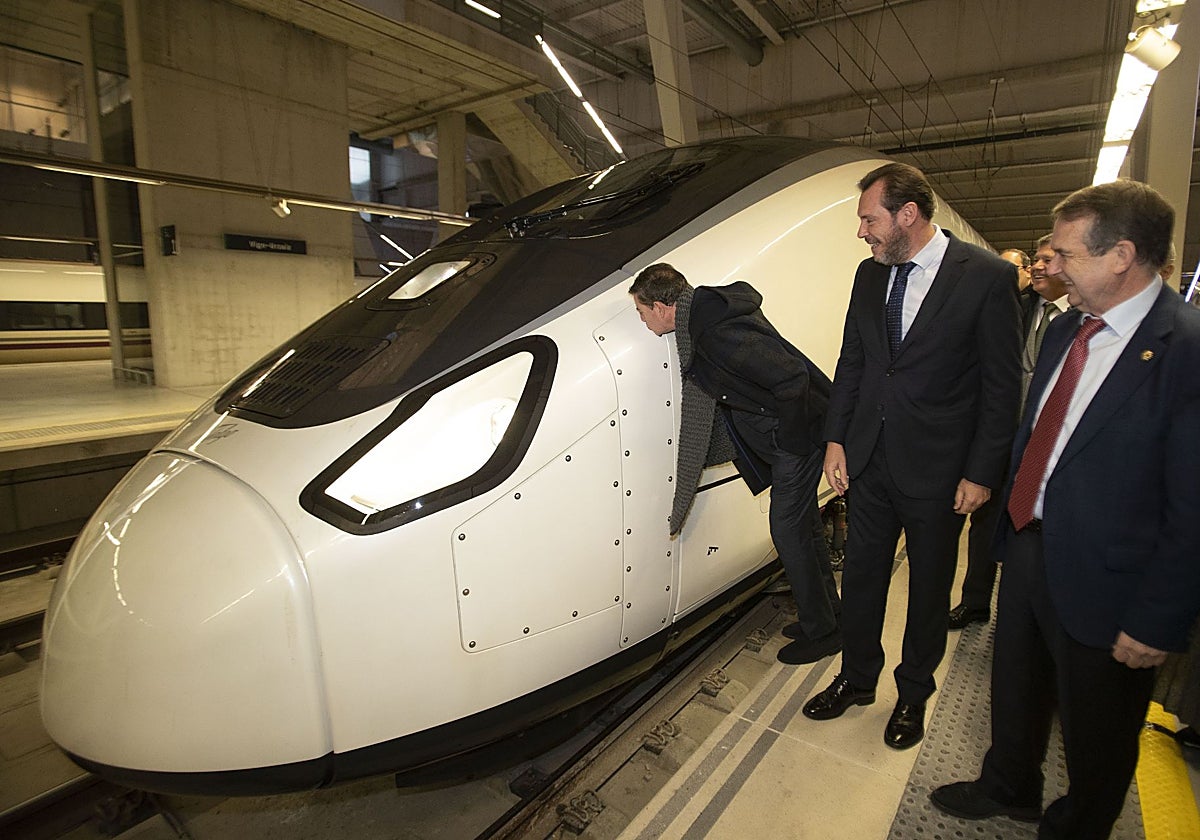 El ministro de Transportes, Óscar Puente, en Vigo, en el nuevo Talgo 106
