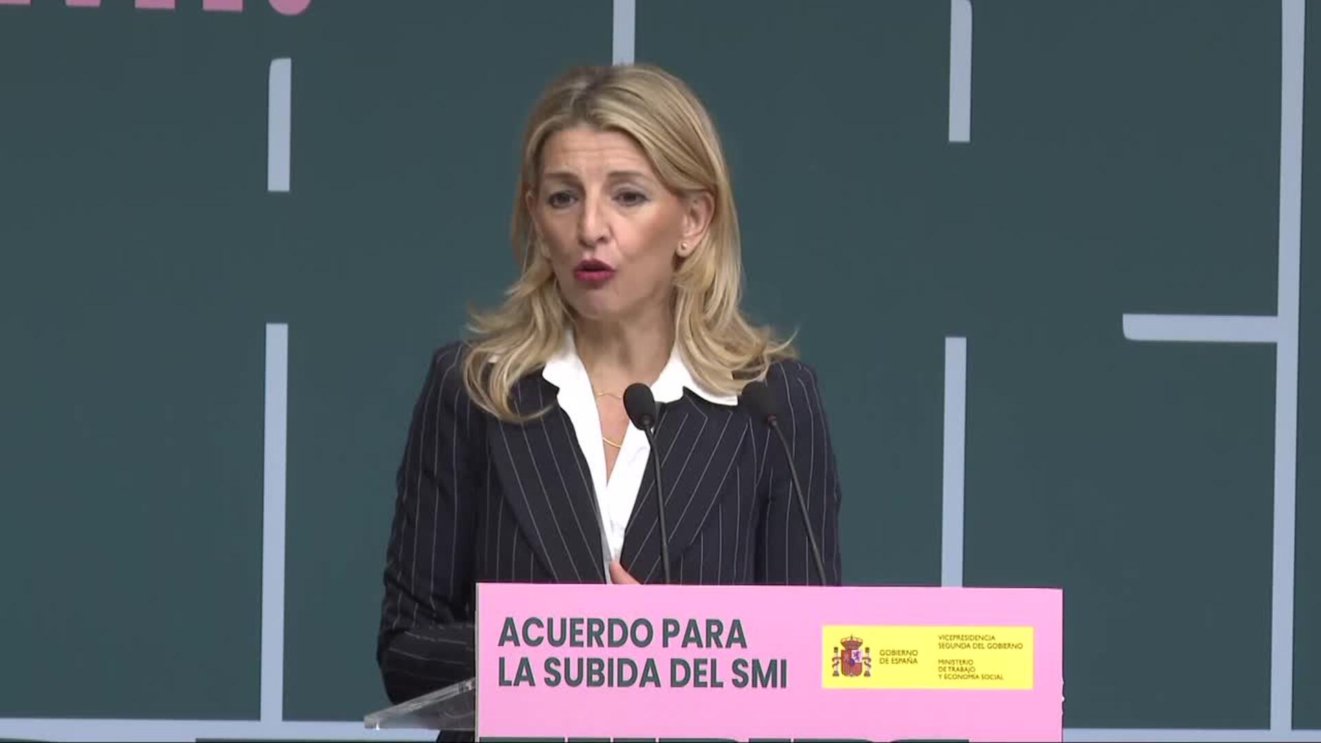 Díaz firma con CCOO y UGT el alza del SMI: "Esta herramienta es clave"