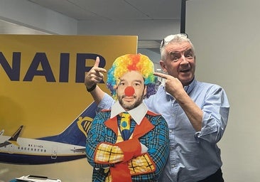 El CEO de Ryanair viste de payaso al ministro Bustinduy y asegura que las multas encarecerán 2 euros los billetes