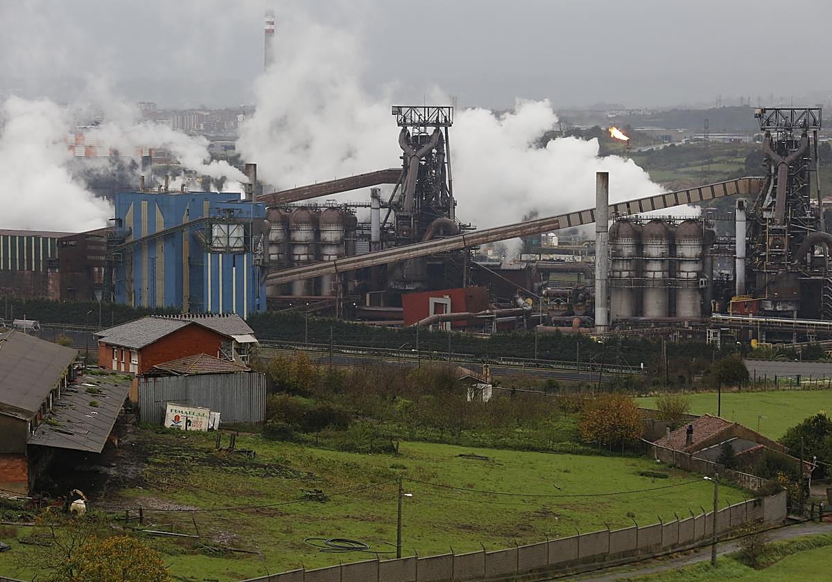 Vista de la fábrica de acero de ArcelorMittal en Gijón
