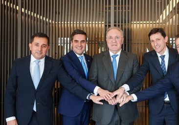 De izquierda a derecha: Xabier Sagredo, presidente de BBK, Mikel Jauregi, consejero de Industria del Gobierno vasco, José Antonio Jainaga, presidente de Sidenor, Noël d´Anjou, consejero de Hacienda del Gobierno vasco, y Jon Urresti, presidente de la FundaciónVital