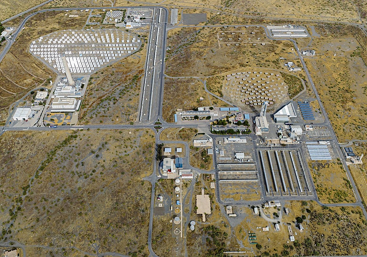 En Almería, el Ciemat ha desarrollado una microrred en la que prueba diferentes tecnología termosolares. Arriba, vista aérea de esas plantas termosolares