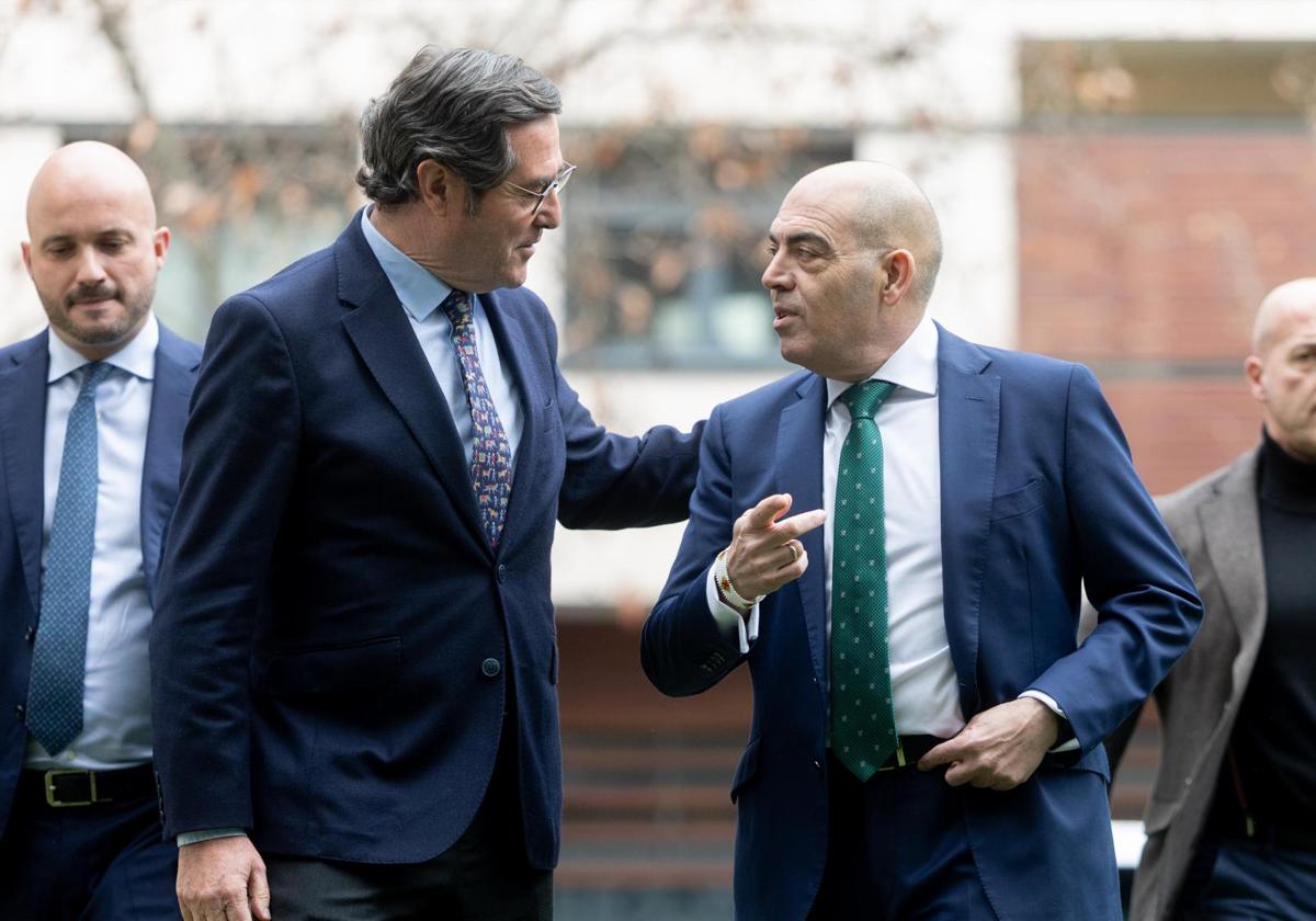 El presidente de la CEOE, Antonio Garamendi, y el presidente de ATA, Lorenzo Amor, a su llegada a la asamblea electoral de la Federación Nacional de Asociaciones de Trabajadores Autónomos (ATA)