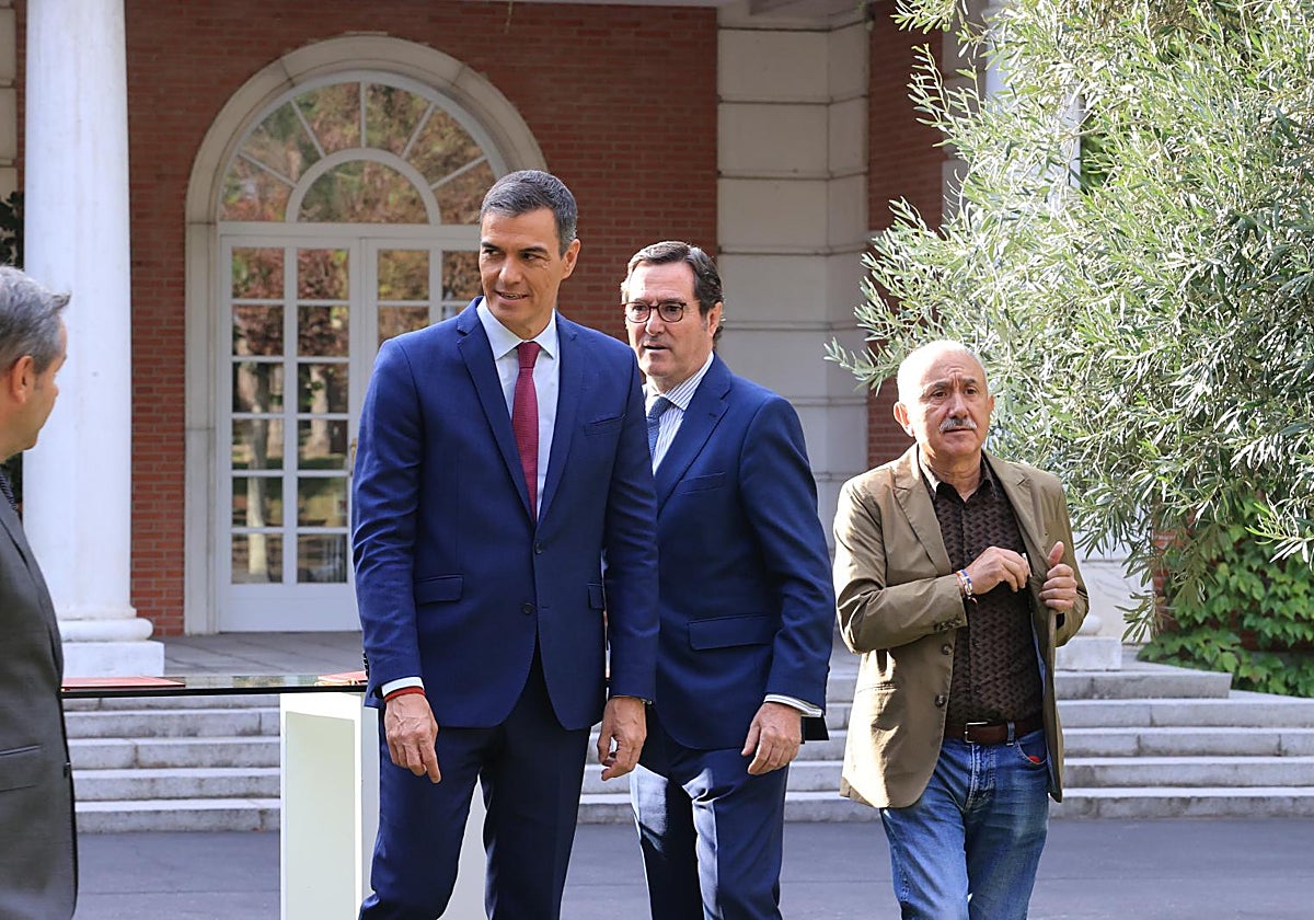 Pedro Sánchez con Antonio Garamendi y Pepe Álvarez en La Moncloa