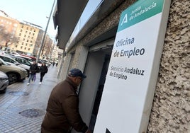 El empleo mantiene el tono en febrero, con 100.000 afiliados más, por la educación y la hostelería