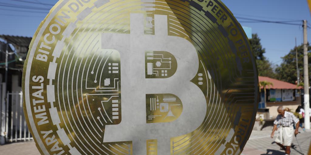 Trump firma una orden ejecutiva para crear una reserva estratégica de bitcoin