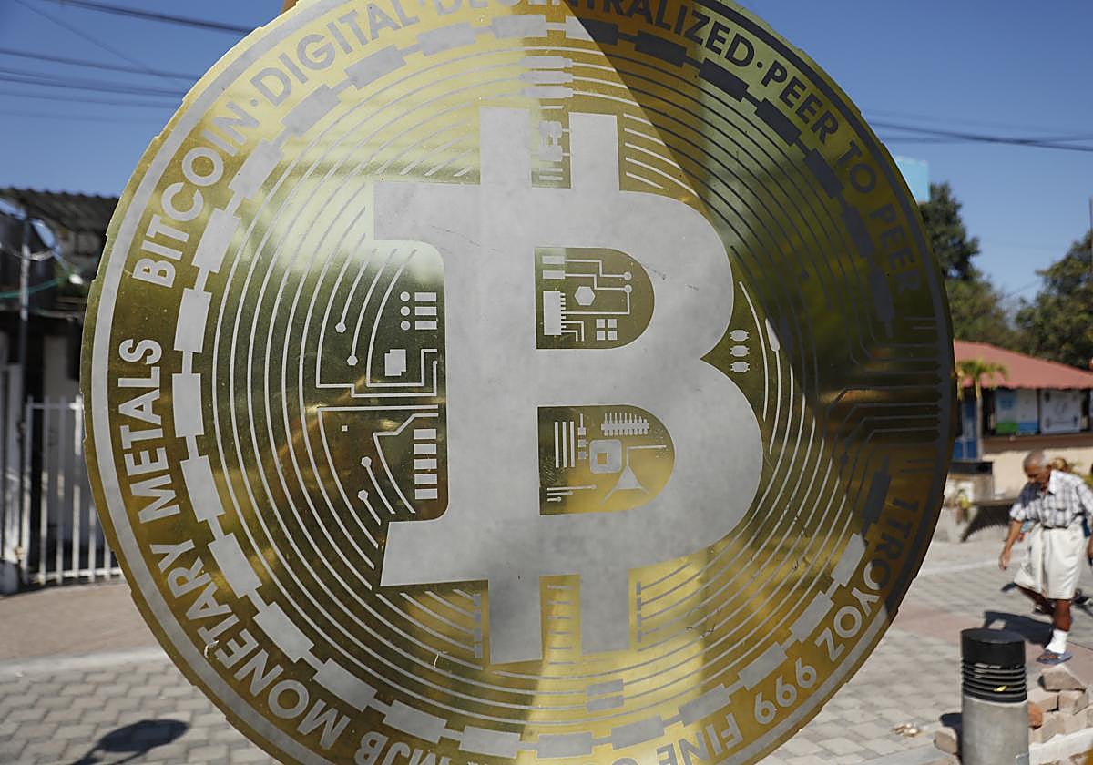Trump firma una orden ejecutiva para crear una reserva estratégica de  bitcoin