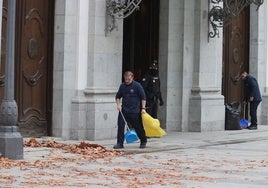 La reducción de jornada y la prohibición de revisar contratos públicos le costarán 545 millones al sector de la limpieza