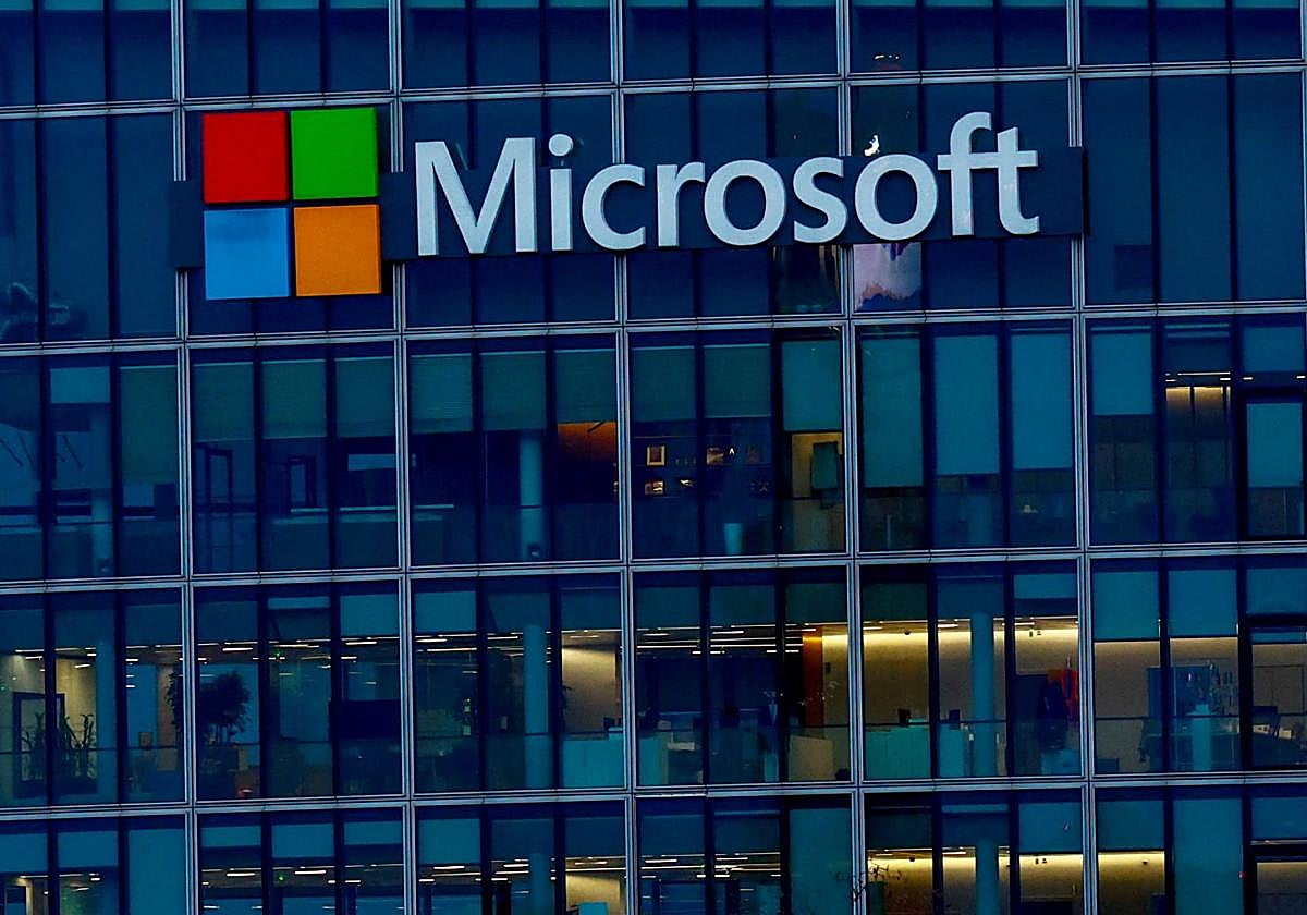 Logo de Microsoft en sus oficinas en París.