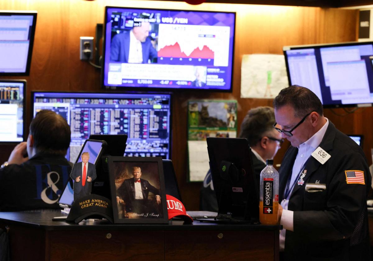 Traders trabajan en la Bolsa de Nueva York en una foto del pasado viernes.