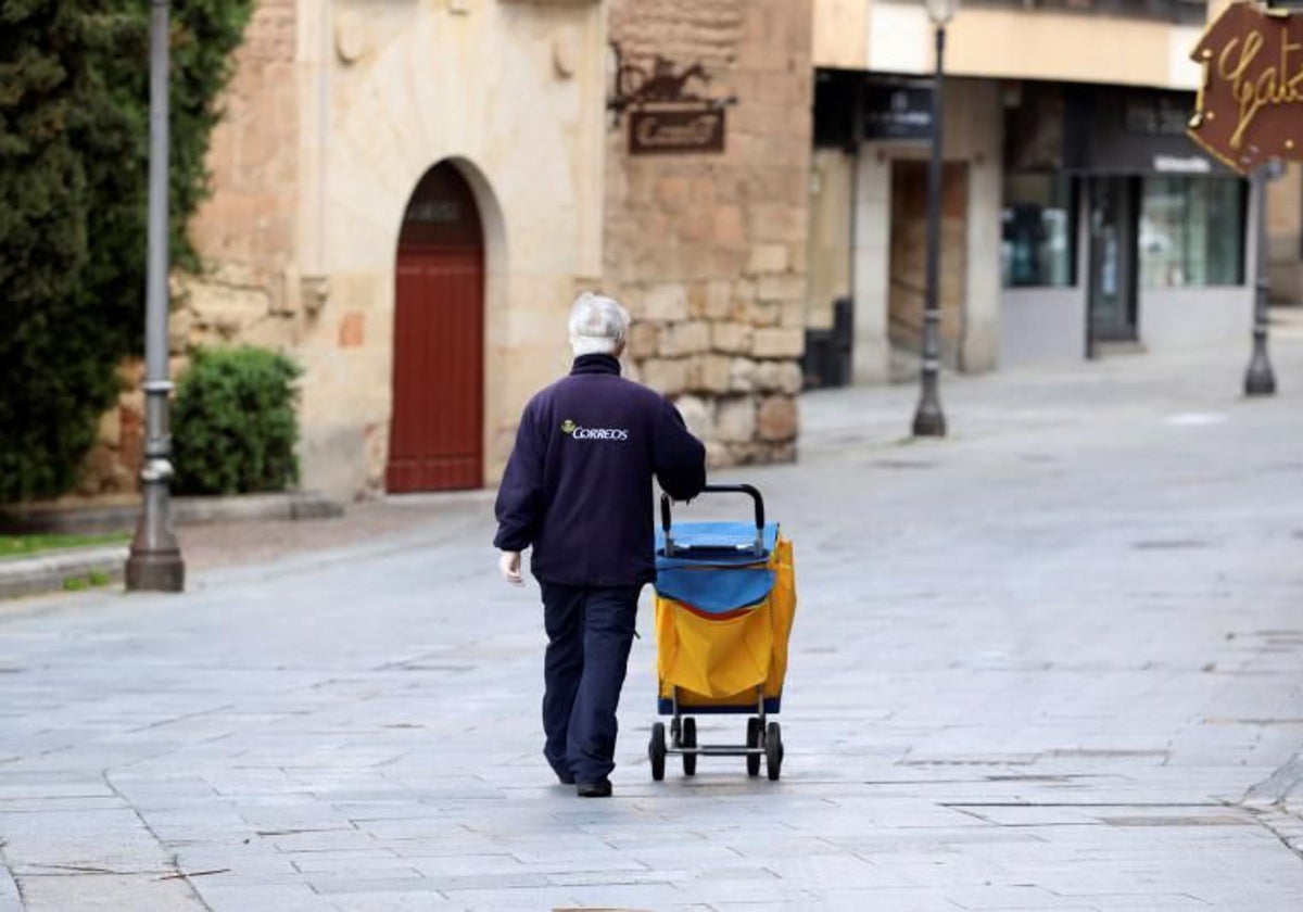 Un cartero hace su ruta en las calles de Salamanca