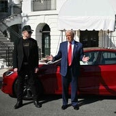 Trump apoya a Musk en pleno hundimiento de Tesla y le compra un coche