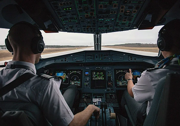 Cuánto cobra un piloto de avión en España: sueldos en Ryanair, Iberia, AirEuropa y resto de aerolíneas