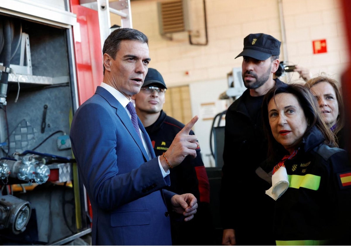 El presidente del Gobierno, Pedro Sánchez, y la ministra de Defensa, Margarita Robles