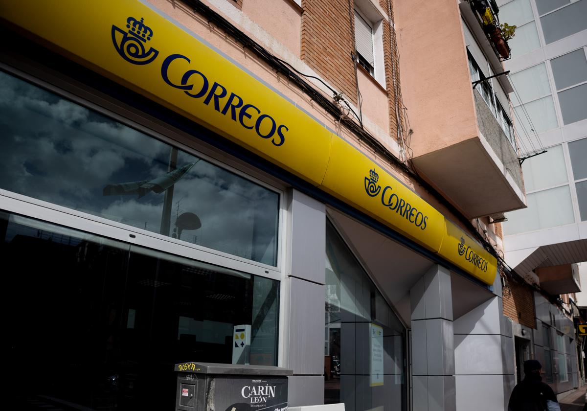 Correos alcanza un acuerdo con los sindicatos para garantizar el empleo y reubicar a los trabajadores