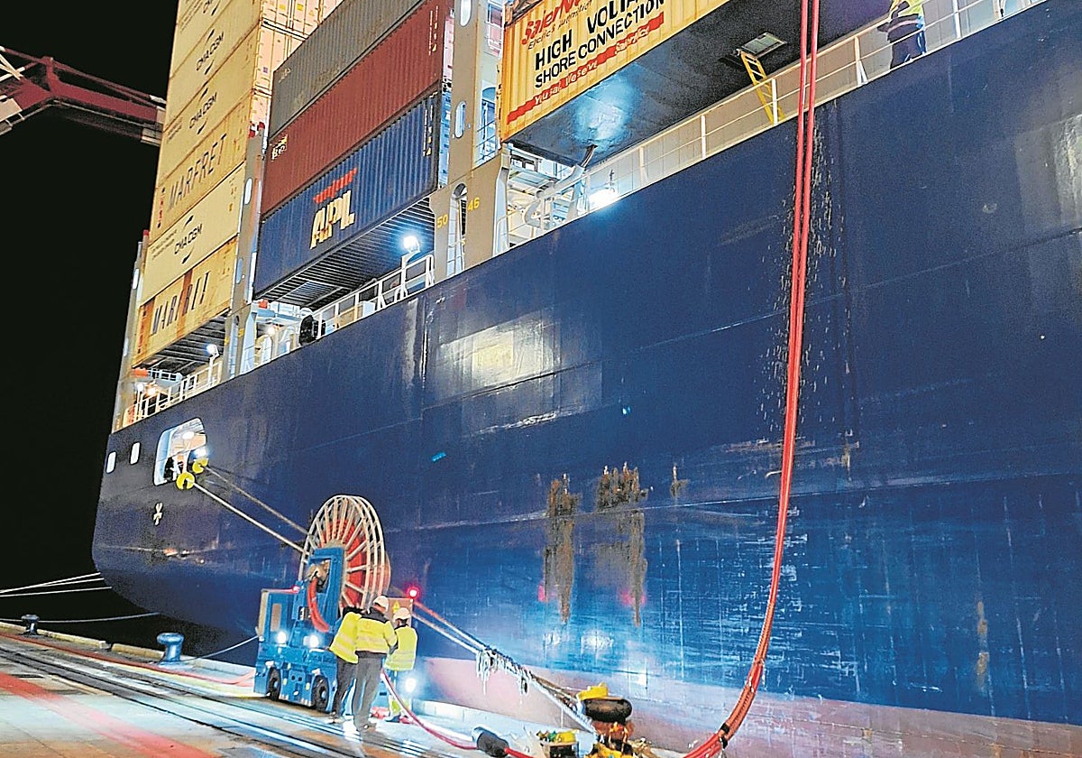 Un barco portacontenedores se conecta a un OPS, el gigantesco enchufe que proporciona energía verde para que el buque no contamine durante su atraque