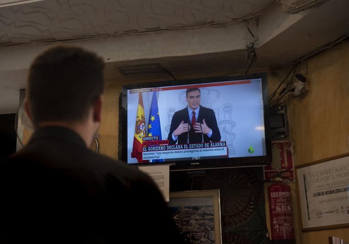 El propietario de un bar escucha el anuncio del estado de alarma por parte de Sánchez