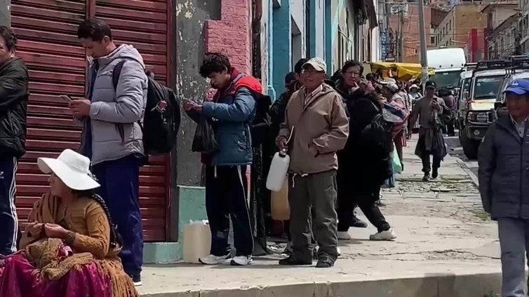 Denuncias de aumento de precios en alimentos y largas filas por combustible en Bolivia