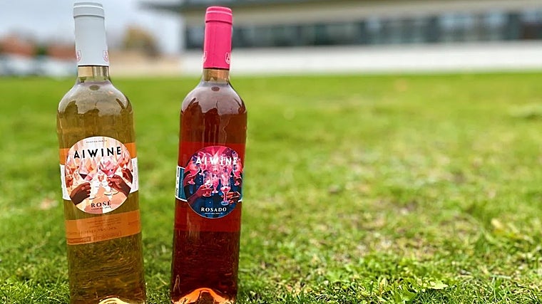 Las dos versiones del vino rosado AI Wine, que fue creado con algoritmos de IA por la Universidad Europea Miguel de Cervantes y la Bodega Cigales