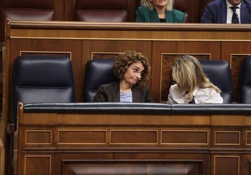 La vicepresidenta primera y ministra de Hacienda, María Jesús Montero, con Yolanda Díaz