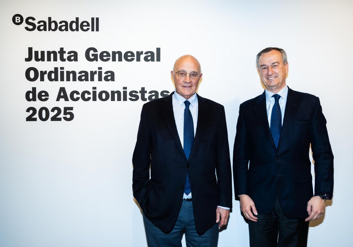 Josep Oliu (izq.), presidente de Banco Sabadell, y César González-Bueno, consejero delegado