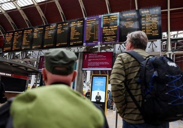 Qué derechos tiene el consumidor por el retraso de los vuelos tras el incendio en el aeropuerto de Heathrow