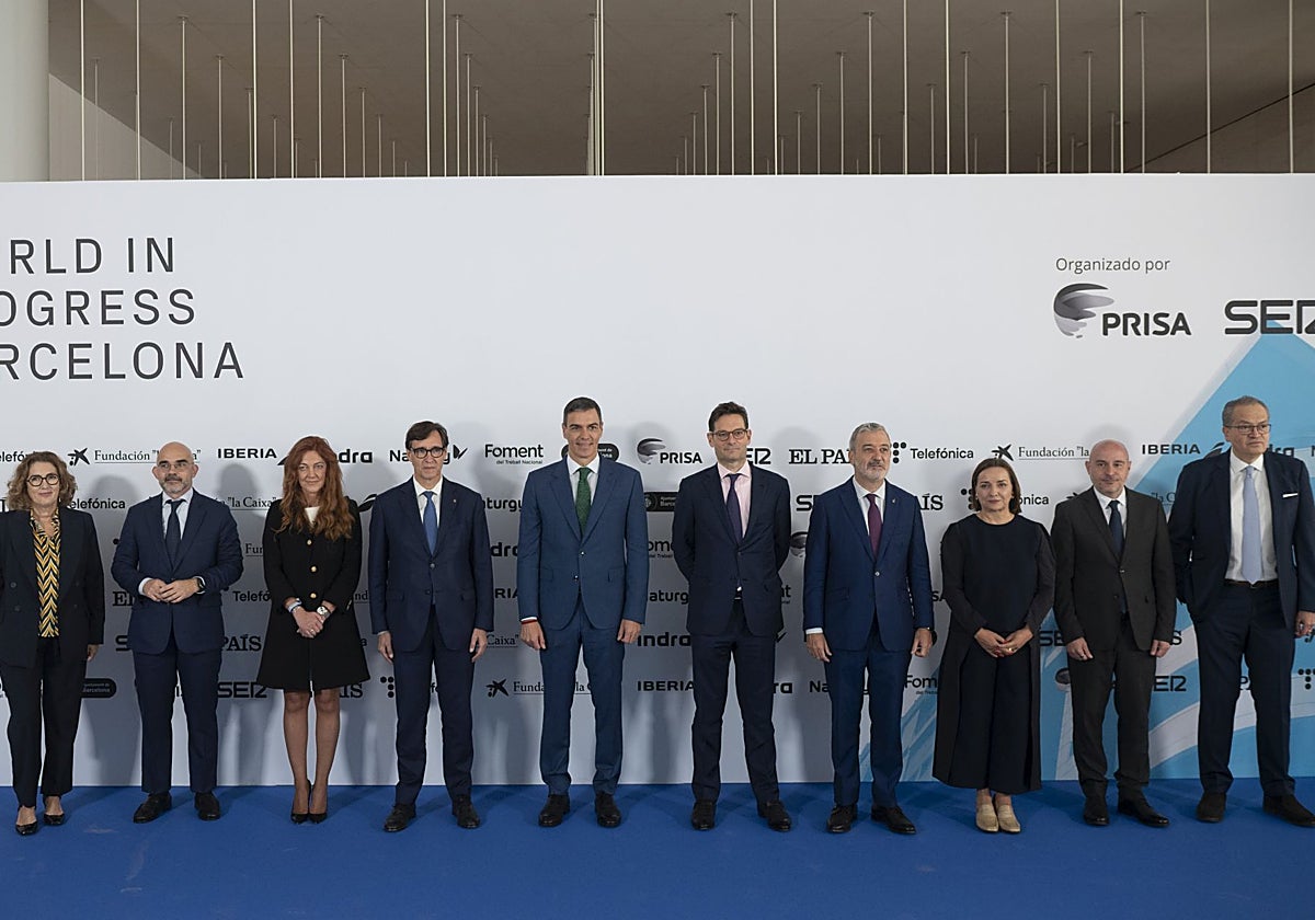El presidente del Gobierno, Pedro Sánchez, en el foro World in progress que organizó el grupo Prisa a finales del año pasado, junto al presidente del grupo, Joseph Oughourlian, entre otros