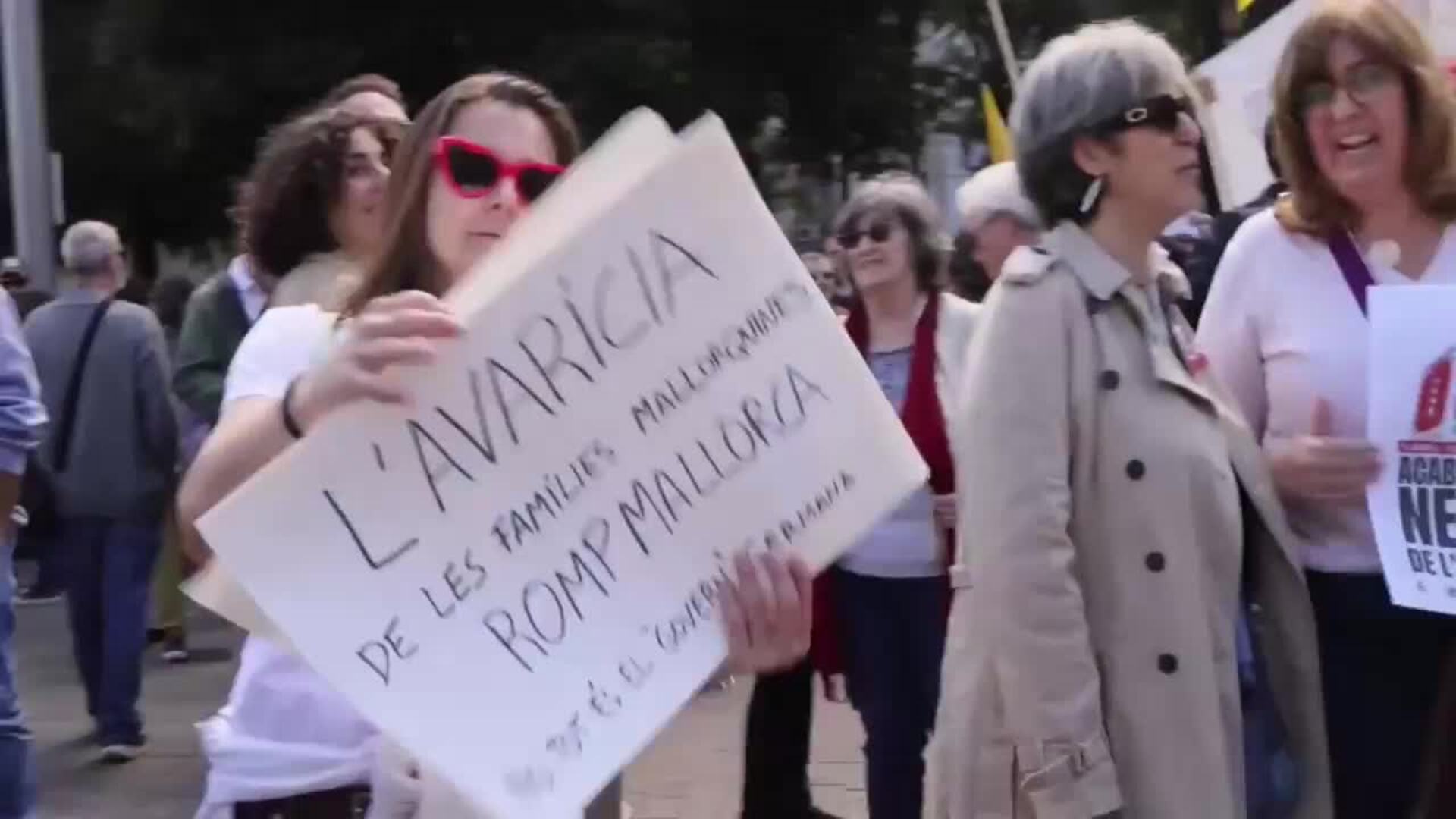 Miles de personas claman en Palma contra el negocio y la ...
