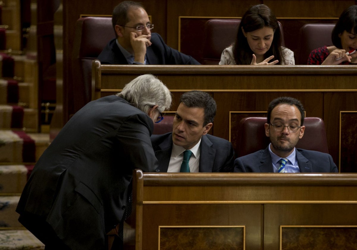 El presidente del Gobierno, Pedro Sánchez, con el de Fomento de Trabajo, Josep Sánchez-Llibre, en una imagen de archivo en el Congreso