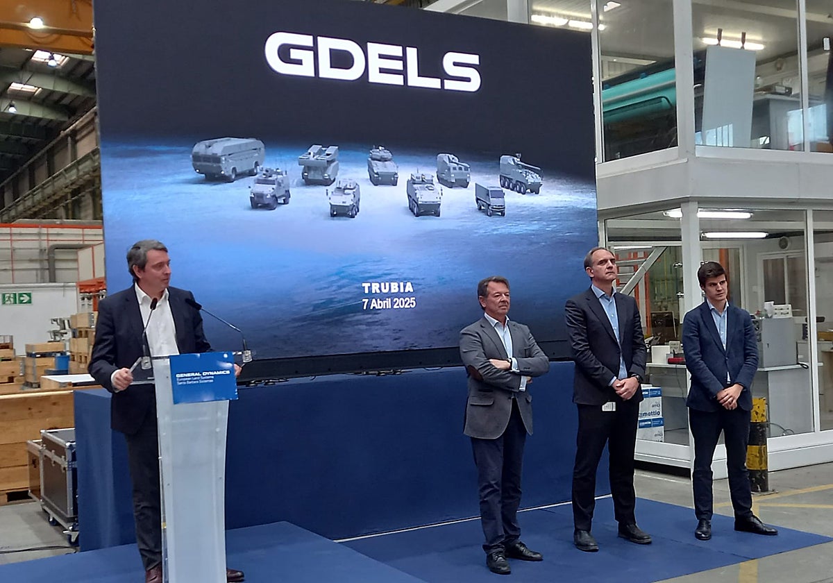 El presidente de General Dynamics European Land Systems, Antonio Bueno, con el equipo de su filial española Santa Barbara en Trubia (Asturias)