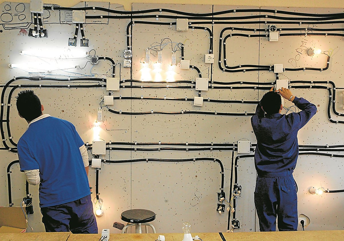 Técnico electricista trabajando profesionalmente en Motril