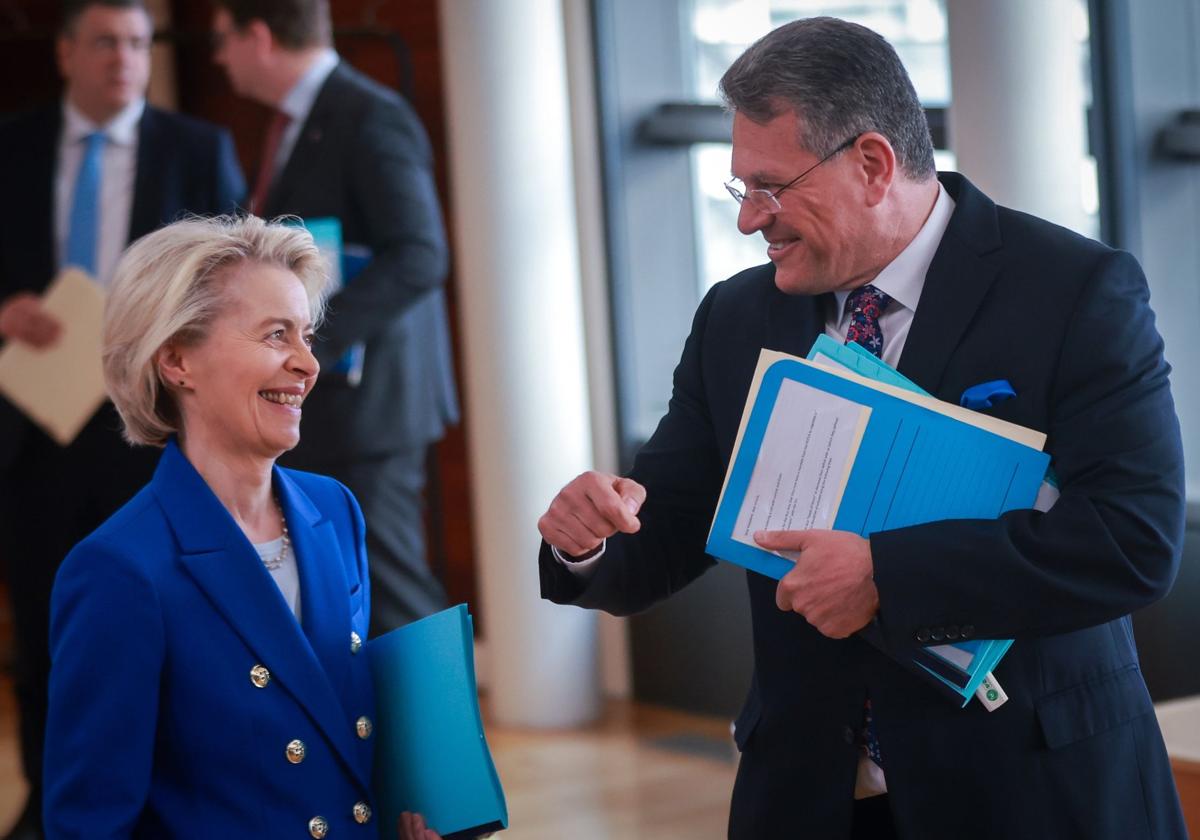 Ursula von der Leyen conversa con Maros Sefcovic.