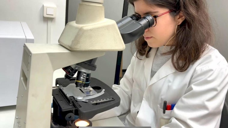 Carolina Ropero Pérez (en la imagen), biotecnóloga en el IATA-CSIC, explica que el uso de enzimas es una práctica consolidada a nivel industrial en el mundo textil